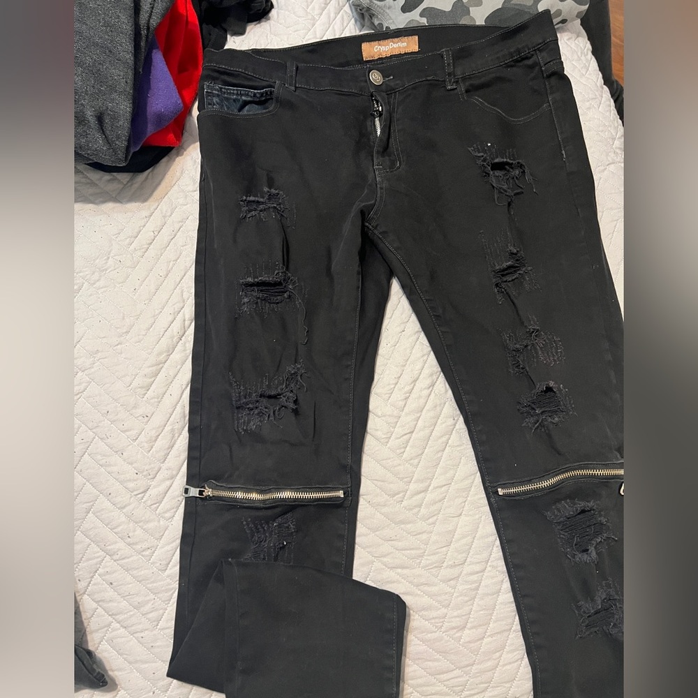 Men’s distressed black jeans